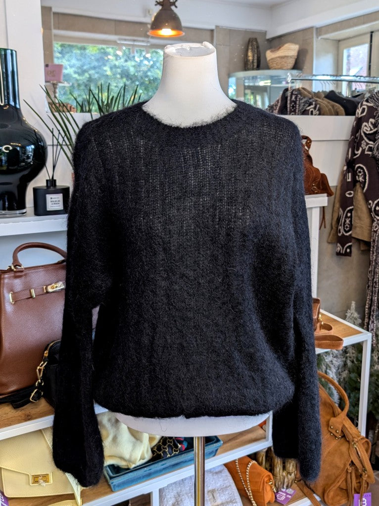 Raffinierter Pullover mit ausdrucksstarken Ballonärmeln und weicher Mohair-Komposition aus 80% Soft Kid Mohair. Setze ein modernes Statement mit diesem It-Piece