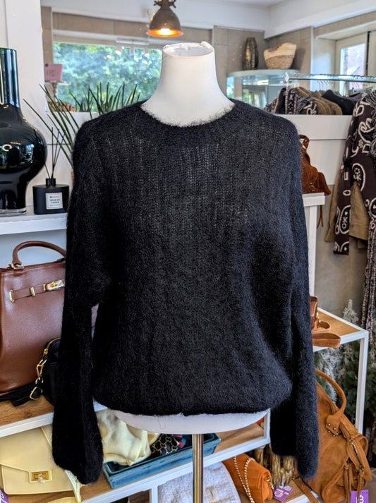 Raffinierter Pullover mit ausdrucksstarken Ballonärmeln und weicher Mohair-Komposition aus 80% Soft Kid Mohair. Setze ein modernes Statement mit diesem It-Piece