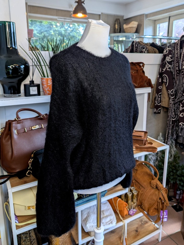 Raffinierter Pullover mit ausdrucksstarken Ballonärmeln und weicher Mohair-Komposition aus 80% Soft Kid Mohair. Setze ein modernes Statement mit diesem It-Piece