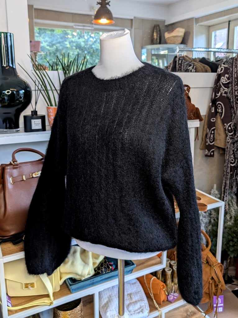 Raffinierter Pullover mit ausdrucksstarken Ballonärmeln und weicher Mohair-Komposition aus 80% Soft Kid Mohair. Setze ein modernes Statement mit diesem It-Piece