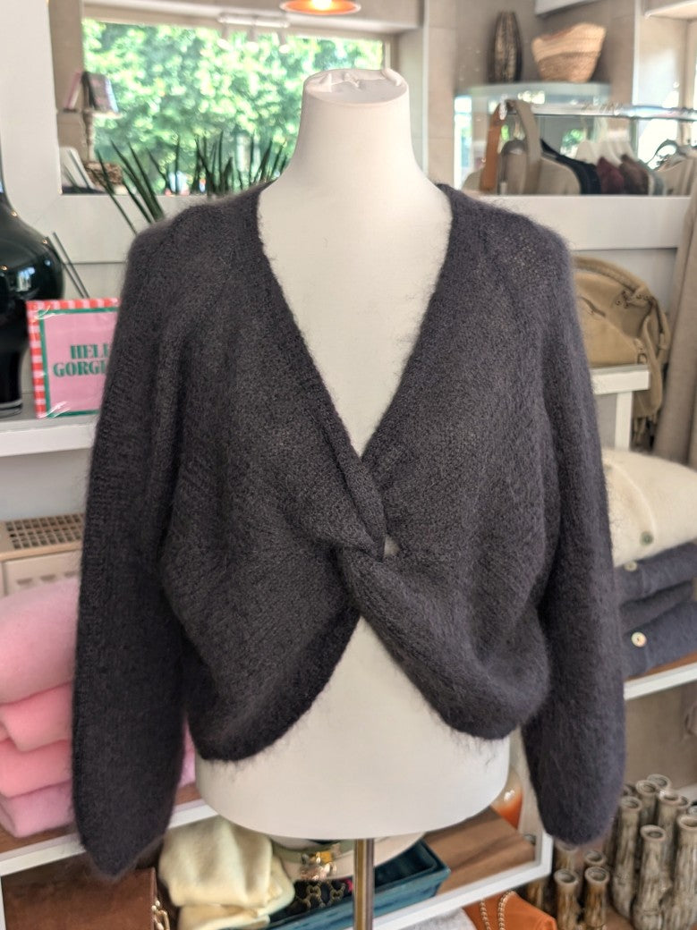 Der weiche Mohair-Pullover aus 80% Kid Mohair Anthrazit mit V-Ausschnitt verbindet flauschigen Komfort mit eleganten Knotendesign - perfekt für kühlere Tage!