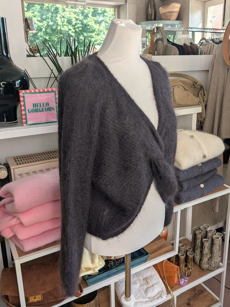 Der weiche Mohair-Pullover aus 80% Kid Mohair Anthrazit mit V-Ausschnitt verbindet flauschigen Komfort mit eleganten Knotendesign - perfekt für kühlere Tage!