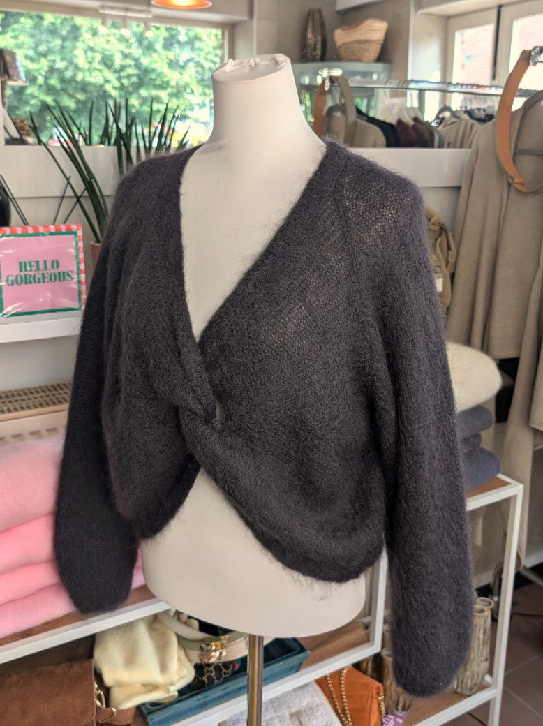 Der weiche Mohair-Pullover aus 80% Kid Mohair Anthrazit mit V-Ausschnitt verbindet flauschigen Komfort mit eleganten Knotendesign - perfekt für kühlere Tage!