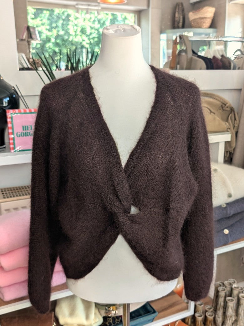 Der weiche Mohair-Pullover aus 80% Kid Mohair Coffee Braun mit V-Ausschnitt verbindet flauschigen Komfort mit eleganten Knotendesign - perfekt für kühlere Tage!