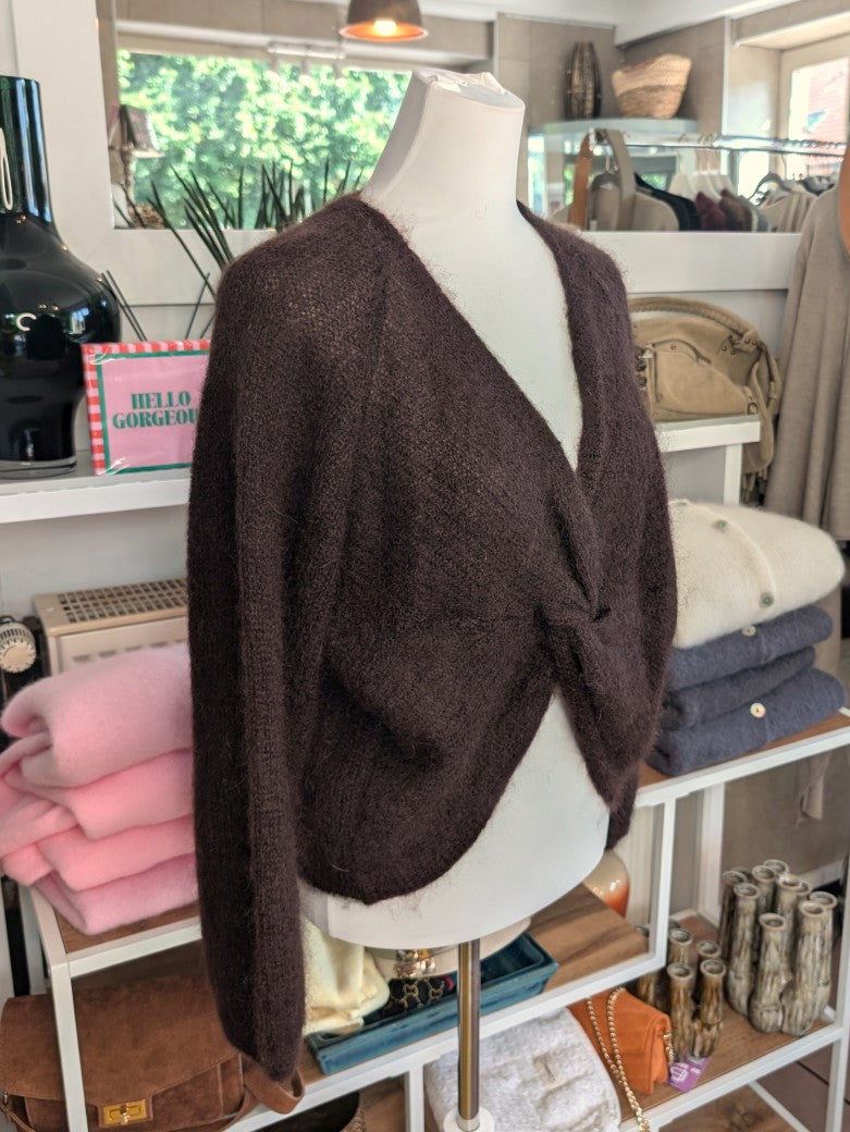 Der weiche Mohair-Pullover aus 80% Kid Mohair Coffee Braun mit V-Ausschnitt verbindet flauschigen Komfort mit eleganten Knotendesign - perfekt für kühlere Tage!