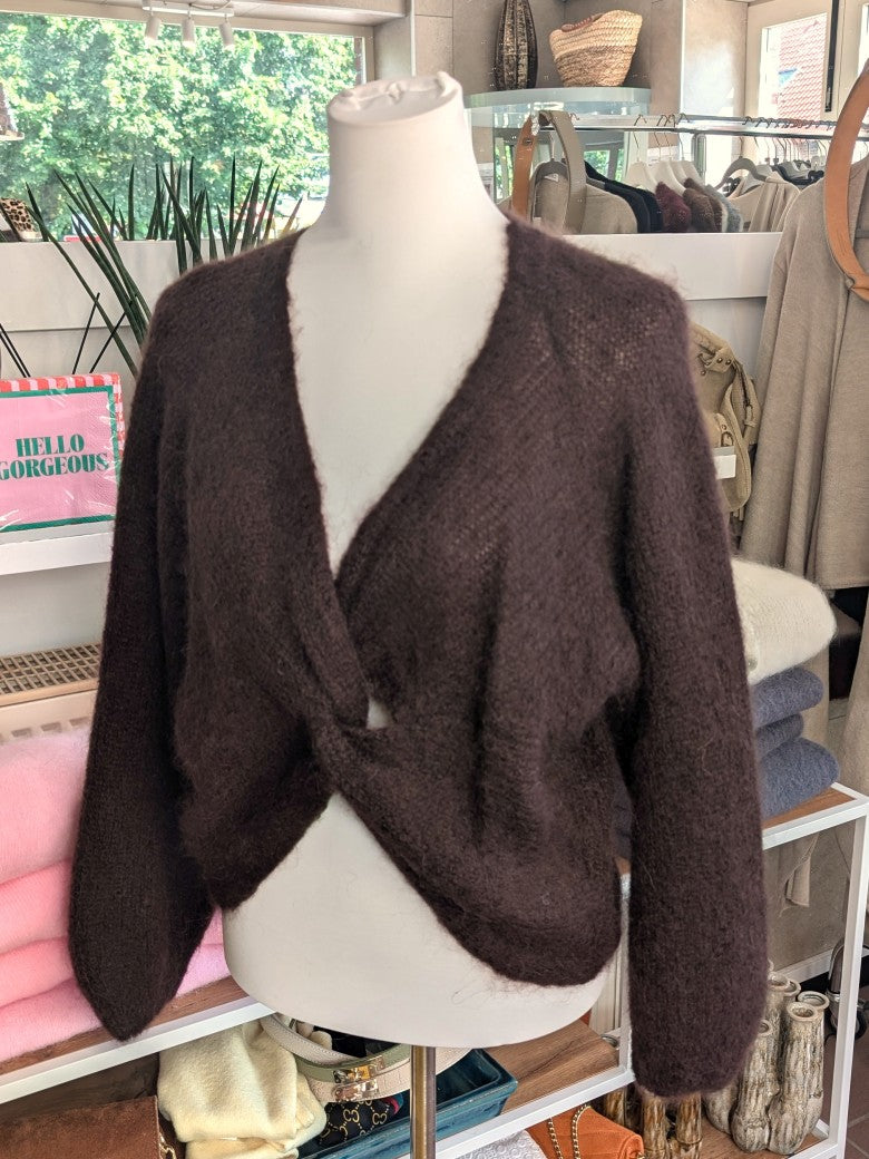 Der weiche Mohair-Pullover aus 80% Kid Mohair Coffee Braun mit V-Ausschnitt verbindet flauschigen Komfort mit eleganten Knotendesign - perfekt für kühlere Tage!