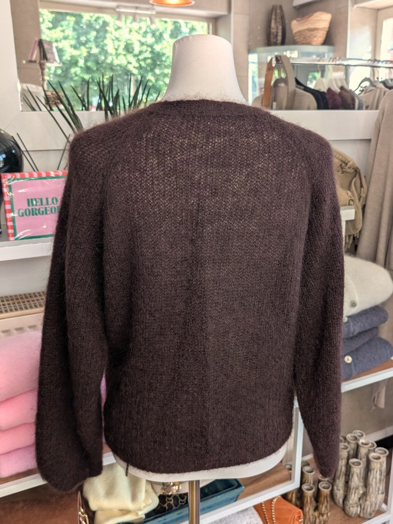 Der weiche Mohair-Pullover aus 80% Kid Mohair Coffee Braun mit V-Ausschnitt verbindet flauschigen Komfort mit eleganten Knotendesign - perfekt für kühlere Tage!