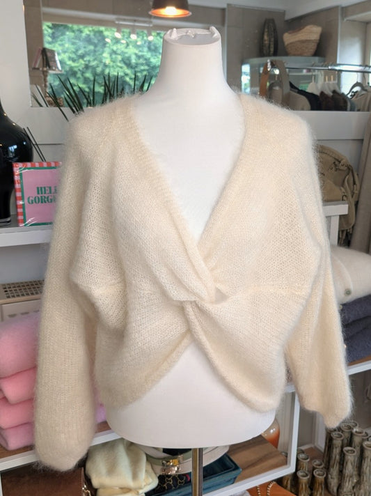 Der weiche Mohair-Pullover aus 80% Kid Mohair Créme mit V-Ausschnitt verbindet flauschigen Komfort mit eleganten Knotendesign - perfekt für kühlere Tage!