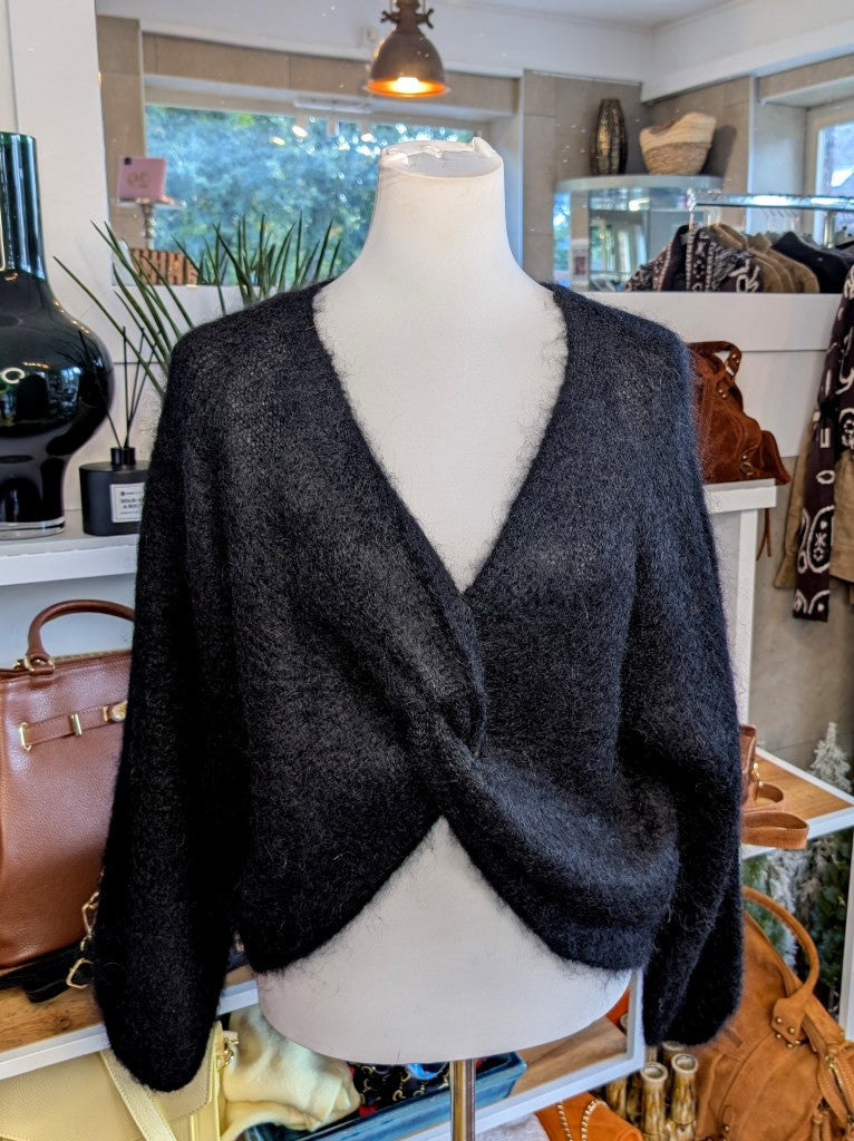 Der weiche Mohair-Pullover aus 80% Soft Kid Mohair Schwarz mit V-Ausschnitt verbindet flauschigen Komfort mit eleganten Knotendesign - perfekt für kühlere Tage!