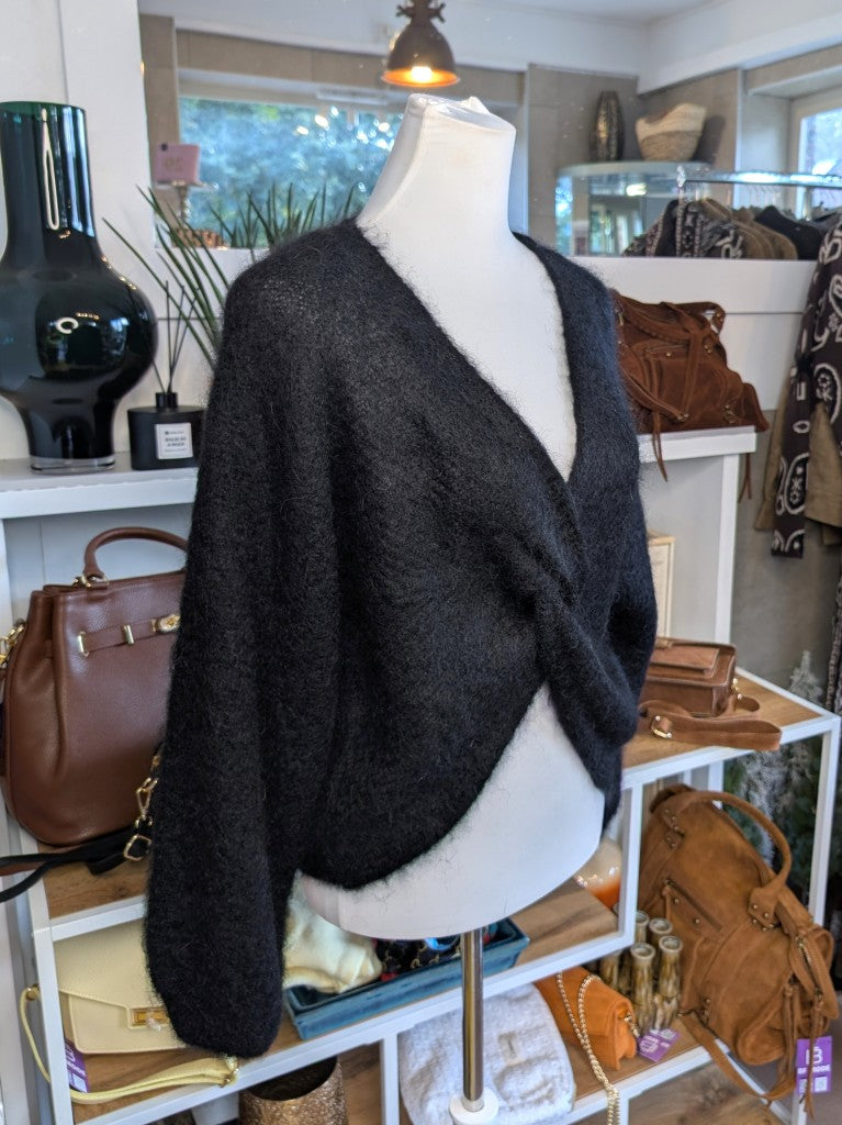 Der weiche Mohair-Pullover aus 80% Soft Kid Mohair Schwarz mit V-Ausschnitt verbindet flauschigen Komfort mit eleganten Knotendesign - perfekt für kühlere Tage!