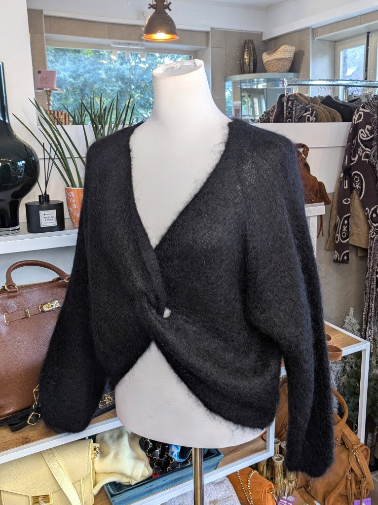Der weiche Mohair-Pullover aus 80% Soft Kid Mohair Schwarz mit V-Ausschnitt verbindet flauschigen Komfort mit eleganten Knotendesign - perfekt für kühlere Tage!