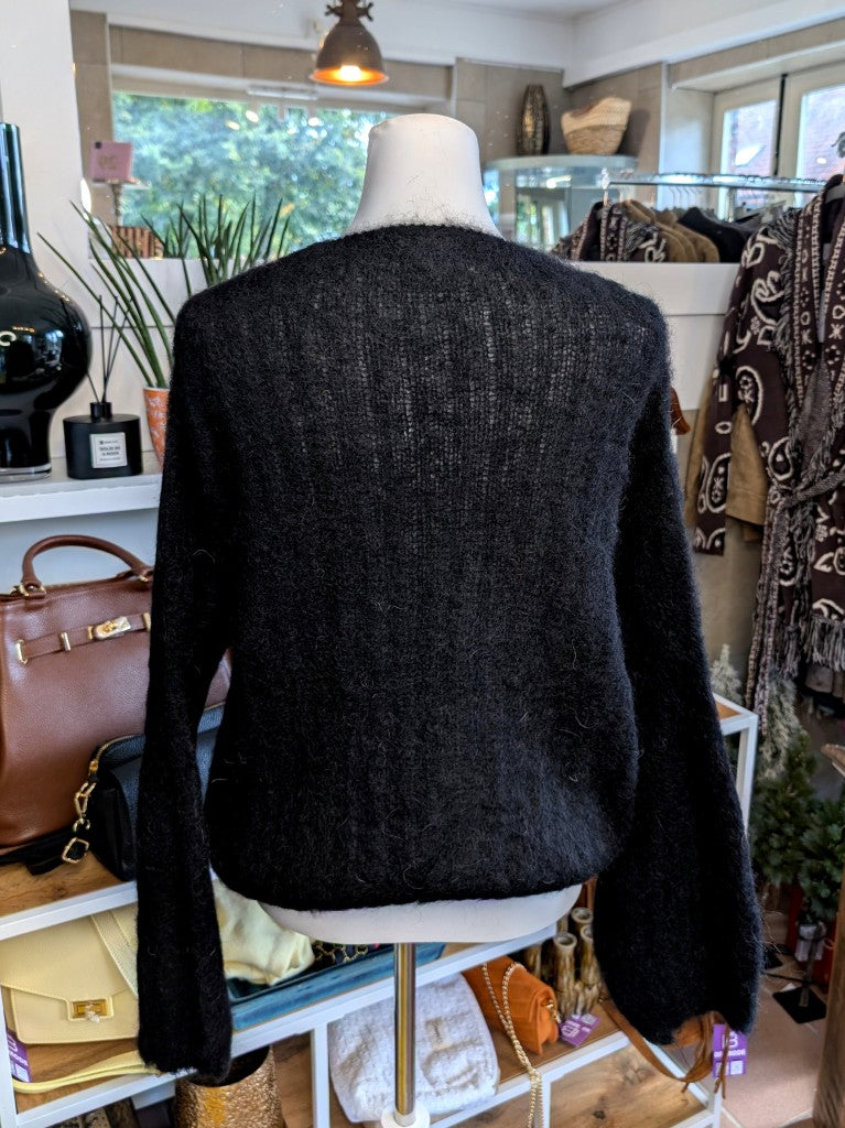 Der weiche Mohair-Pullover aus 80% Soft Kid Mohair Schwarz mit V-Ausschnitt verbindet flauschigen Komfort mit eleganten Knotendesign - perfekt für kühlere Tage!