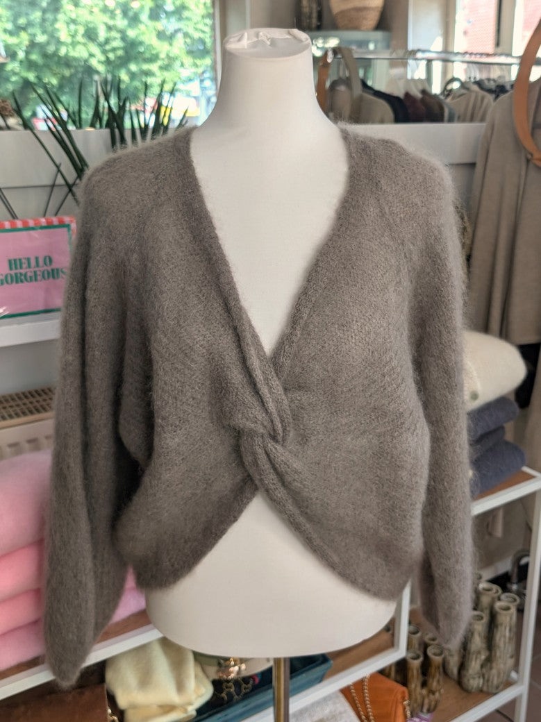 Der weiche Mohair-Pullover aus 80% Kid Mohair Taupe mit V-Ausschnitt verbindet flauschigen Komfort mit eleganten Knotendesign - perfekt für kühlere Tage!
