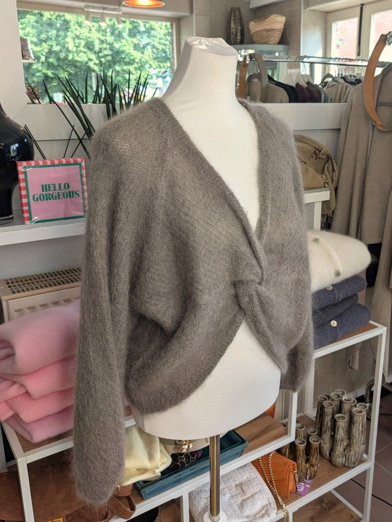 Der weiche Mohair-Pullover aus 80% Kid Mohair Taupe mit V-Ausschnitt verbindet flauschigen Komfort mit eleganten Knotendesign - perfekt für kühlere Tage!