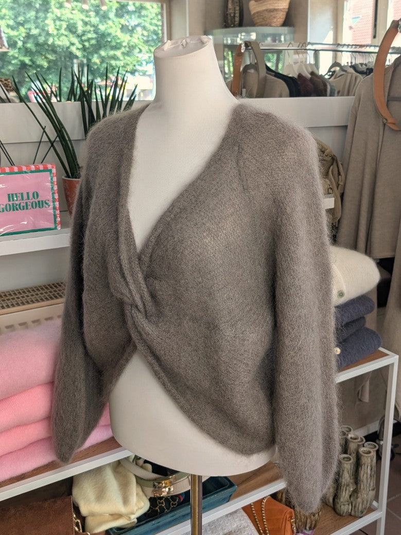Der weiche Mohair-Pullover aus 80% Kid Mohair Taupe mit V-Ausschnitt verbindet flauschigen Komfort mit eleganten Knotendesign - perfekt für kühlere Tage!