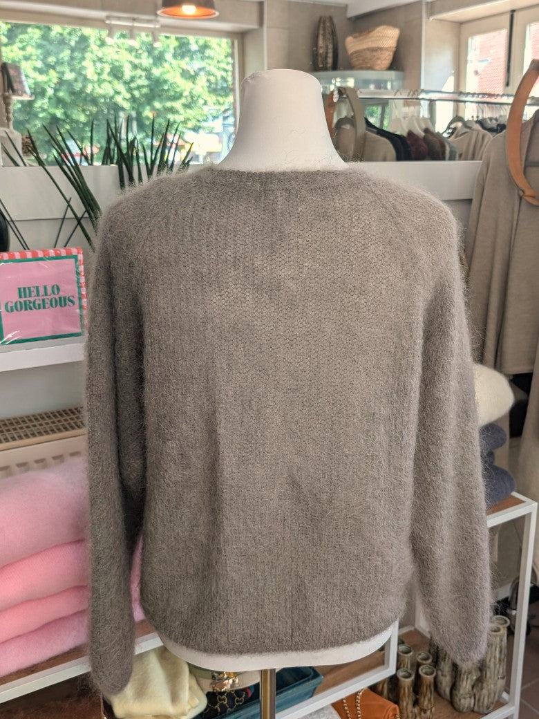 Der weiche Mohair-Pullover aus 80% Kid Mohair Taupe mit V-Ausschnitt verbindet flauschigen Komfort mit eleganten Knotendesign - perfekt für kühlere Tage!