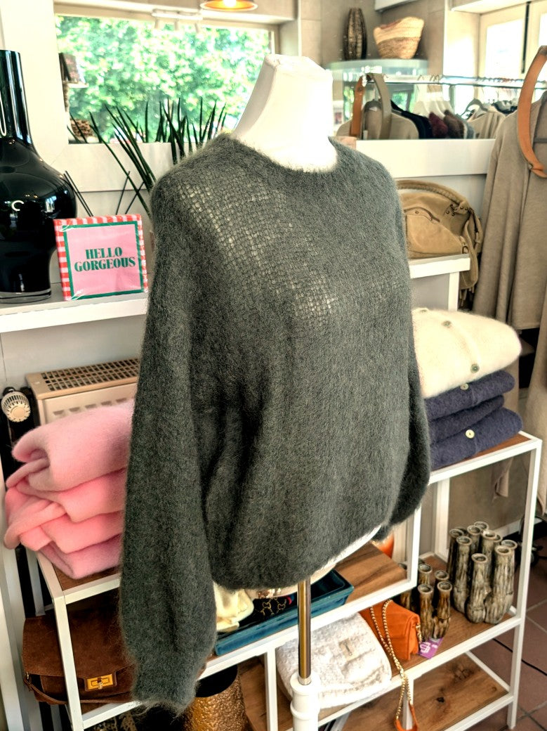 Behaglicher Flausch Pulli Pullover aus superweichem 80% hochwertigem Kid Mohair in Oliv Grün - perfekt für alle Gelegenheiten von lässig bis elegant!