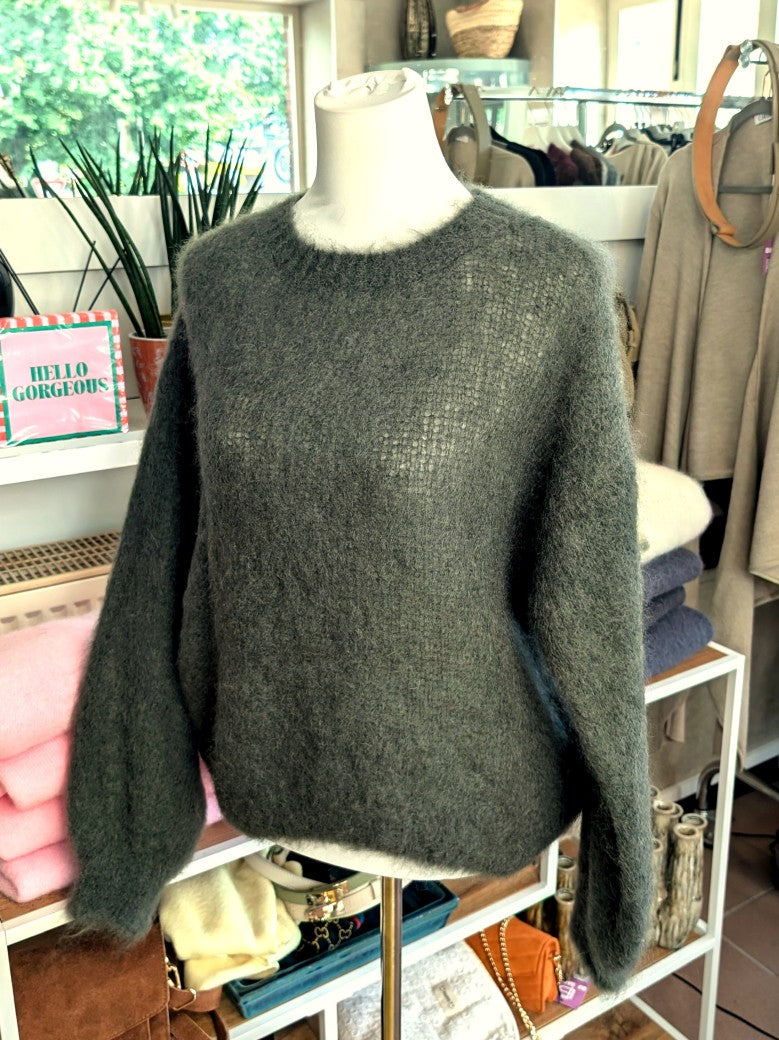 Behaglicher Flausch Pulli Pullover aus superweichem 80% hochwertigem Kid Mohair in Oliv Grün - perfekt für alle Gelegenheiten von lässig bis elegant!