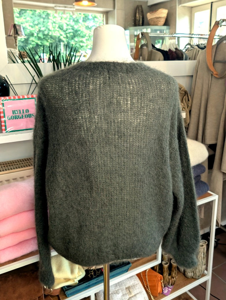 Behaglicher Flausch Pulli Pullover aus superweichem 80% hochwertigem Kid Mohair in Oliv Grün - perfekt für alle Gelegenheiten von lässig bis elegant!