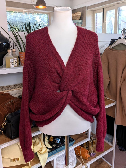 Der weiche Pullover aus Wolle-Viskose-Mischung Bordeaux Rot mit V-Ausschnitt verbindet flauschigen Komfort mit eleganten Knotendesign - perfekt für kühlere Tage