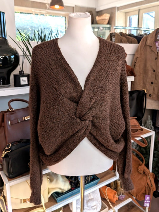 Der weiche Pullover aus Wolle-Viskose-Mischung Braun mit V-Ausschnitt verbindet flauschigen Komfort mit eleganten Knotendesign - perfekt für kühlere Tage!