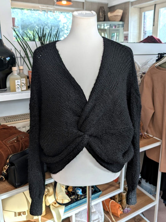 Der weiche Pullover aus Wolle-Viskose-Mischung Schwarz mit V-Ausschnitt verbindet flauschigen Komfort mit eleganten Knotendesign - perfekt für kühlere Tage!