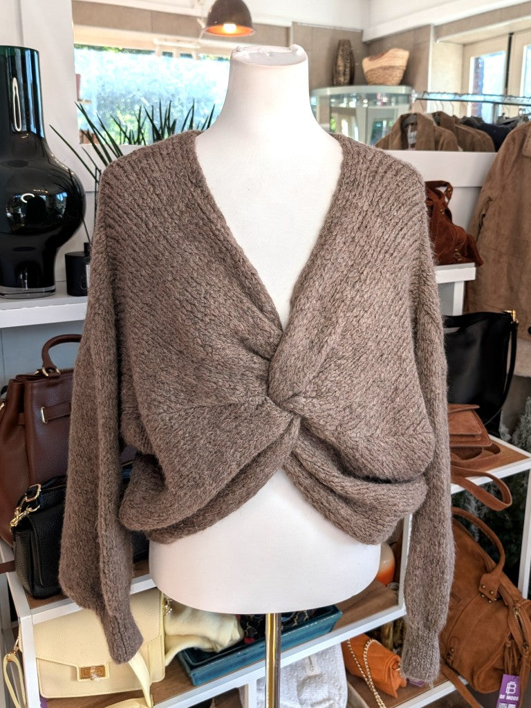 Der weiche Pullover aus Wolle-Viskose-Mischung Taupe mit V-Ausschnitt verbindet flauschigen Komfort mit eleganten Knotendesign - perfekt für kühlere Tage!