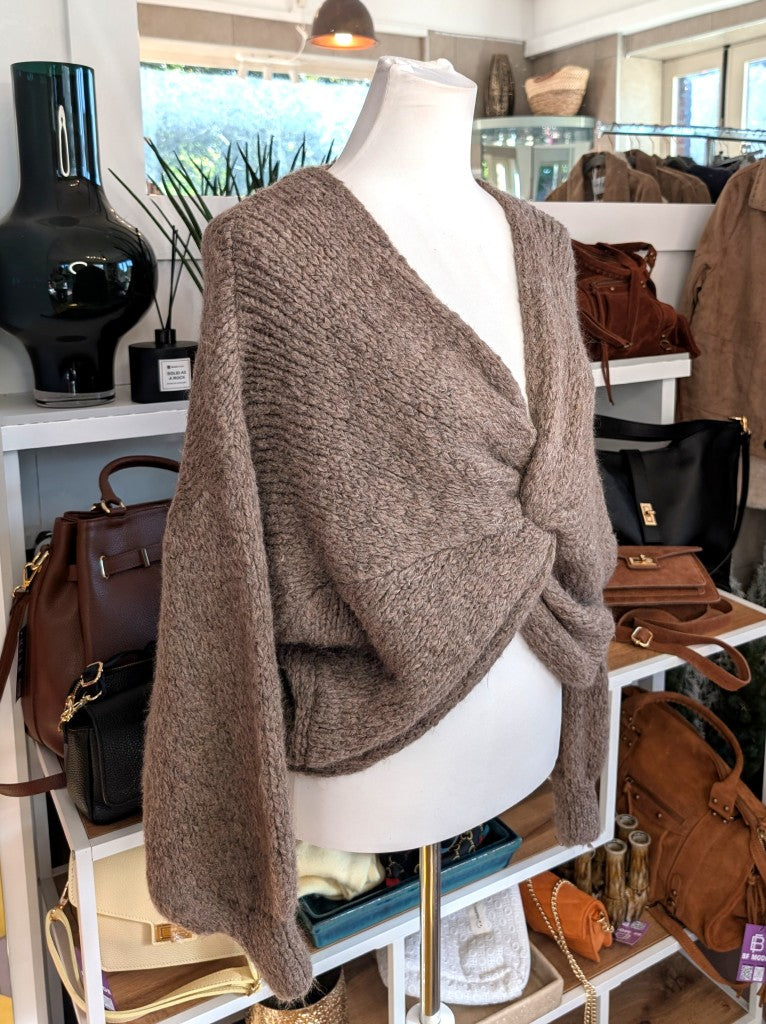Der weiche Pullover aus Wolle-Viskose-Mischung Taupe mit V-Ausschnitt verbindet flauschigen Komfort mit eleganten Knotendesign - perfekt für kühlere Tage!
