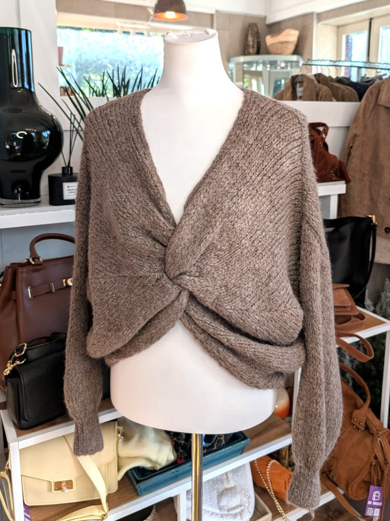 Der weiche Pullover aus Wolle-Viskose-Mischung Taupe mit V-Ausschnitt verbindet flauschigen Komfort mit eleganten Knotendesign - perfekt für kühlere Tage!