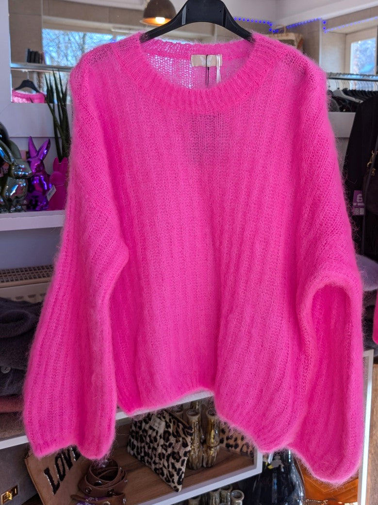 Raffinierter Pullover mit ausdrucksstarken Ballonärmeln und weicher 80% Sommer Kid Mohair Komposition – setze ein modernes Statement mit diesem It-Piece!