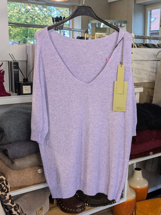 Der feine Kurzarm-Pullover mit V-Ausschnitt in zartem Flieder überzeugt durch seine angenehme Materialmischung aus 52 % Viskose und 22 % Nylon!