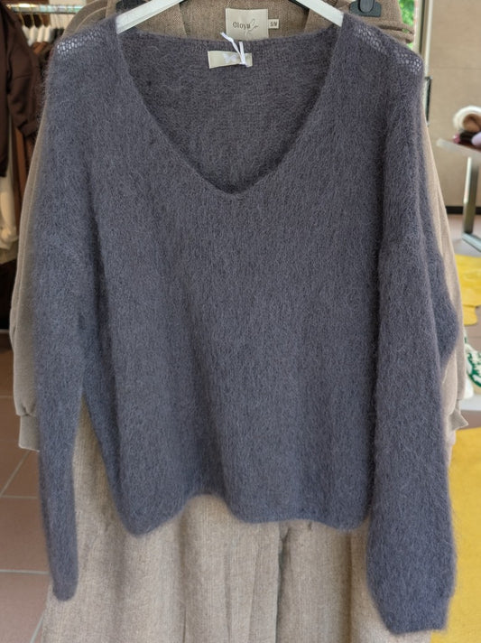 Behaglicher stilvoller Flausch Pulli Pullover mit V-Ausschnitt aus 80% Mohair in Anthrazit Grau - perfekt für alle Gelegenheiten von lässig bis elegant!