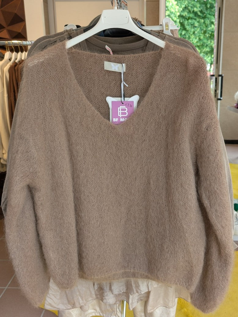Behaglicher stilvoller Flausch Pulli Pullover mit V-Ausschnitt aus 80% Mohair in Milchkaffee Taupe - perfekt für alle Gelegenheiten von lässig bis elegant!