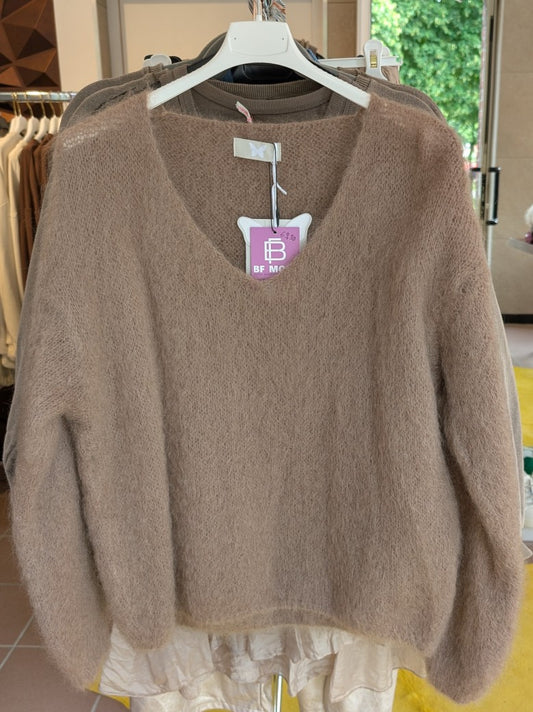 Behaglicher stilvoller Flausch Pulli Pullover mit V-Ausschnitt aus 80% Mohair in Milchkaffee Taupe - perfekt für alle Gelegenheiten von lässig bis elegant!