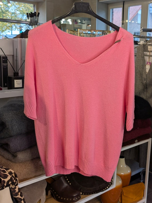 Der feine Kurzarm-Pullover mit V-Ausschnitt in lebendigem Rosa Pink überzeugt durch seine angenehme Materialmischung aus 52 % Viskose und 22 % Nylon!