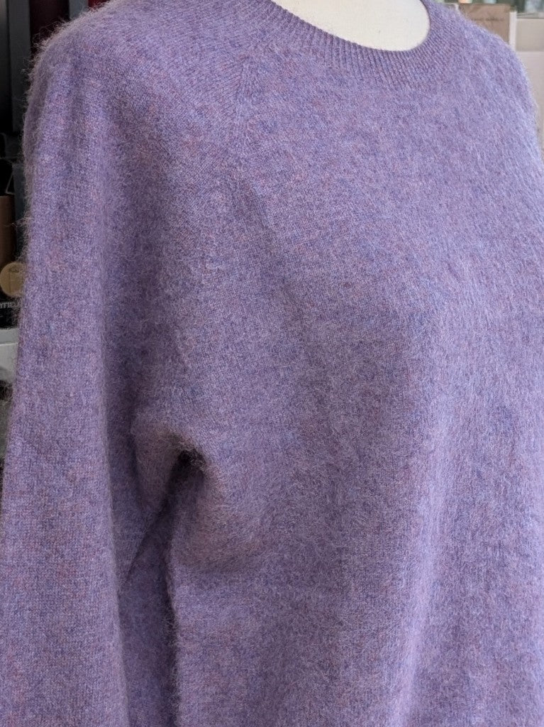 Eleganter mega kuscheliger Pullover in Flieder Lila meliert – luxuriöse Kaschmir Seide Wolle Mischung für höchsten Komfort, Langlebigkeit, Wärmeisolation.