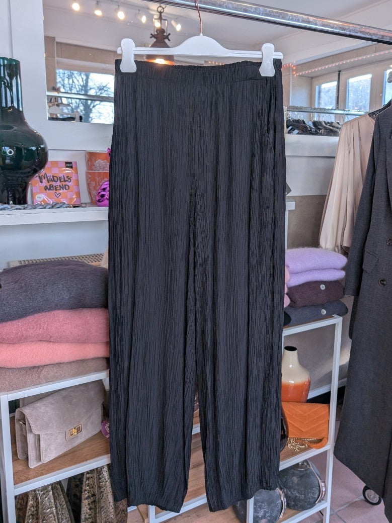 Entdecke unsere luftig-leichte Pumphose von LUMIMA aus fließender Viskose mit Gummizügen an Taille & Beinen  – perfekter Sommerbegleiter in elegantem Schwarz!