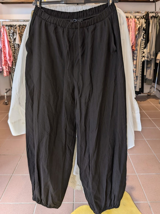Entdecke unsere luftig-leichte Pumphose von LUMIMA aus fließender Viskose mit Gummizügen an Taille & Beinen  – perfekter Sommerbegleiter in elegantem Schwarz!