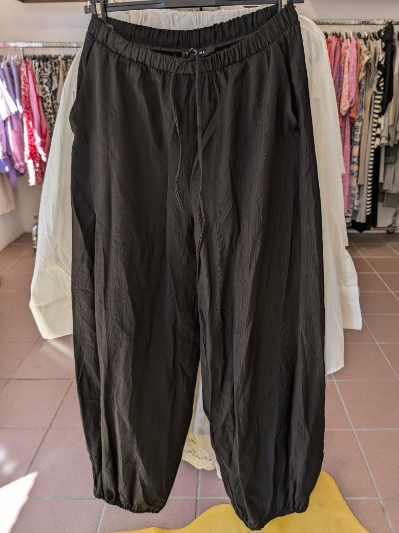 Entdecke unsere luftig-leichte Pumphose von LUMIMA aus fließender Viskose mit Gummizügen an Taille & Beinen  – perfekter Sommerbegleiter in elegantem Schwarz!
