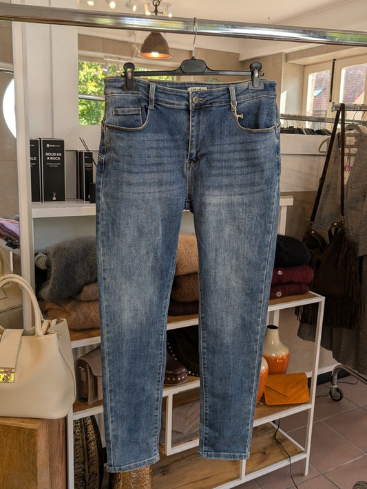 Die blaue Pushup Stretch Jeanshose besticht durch perfekten Sitz und hohen Tragekomfort - stilvoll und vielseitig von Casual Looks bis zum legeren Büro Outfit!