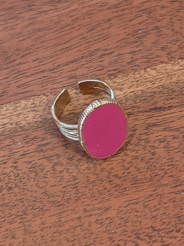 Der verstellbare Ring in Pink von Bijoux passt sich flexibel an die Fingergröße an - perfekter Tragekomfort garantiert. Elegantes zeitloses Design!