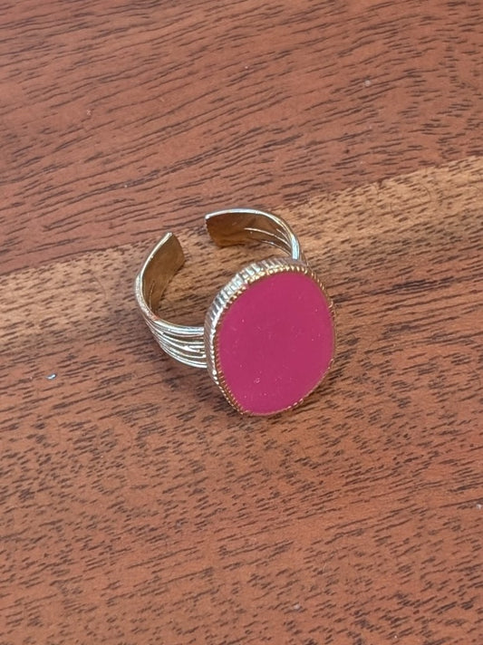 Der verstellbare Ring in Pink von Bijoux passt sich flexibel an die Fingergröße an - perfekter Tragekomfort garantiert. Elegantes zeitloses Design!