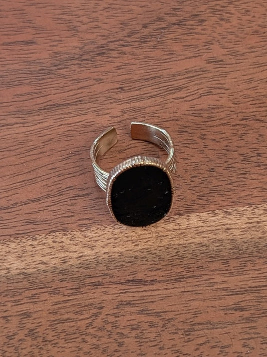 Der verstellbare Ring in Schwarz von Bijoux passt sich flexibel an die Fingergröße an - perfekter Tragekomfort garantiert. Elegantes zeitloses Design!