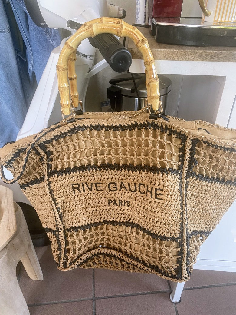 Erleben Sie stilvolle Eleganz mit der "Rive Gauche" Henkeltasche in Beige aus Raffia, inspiriert vom Yves Saint Laurent Stil. Perfekt für jeden Anlass!