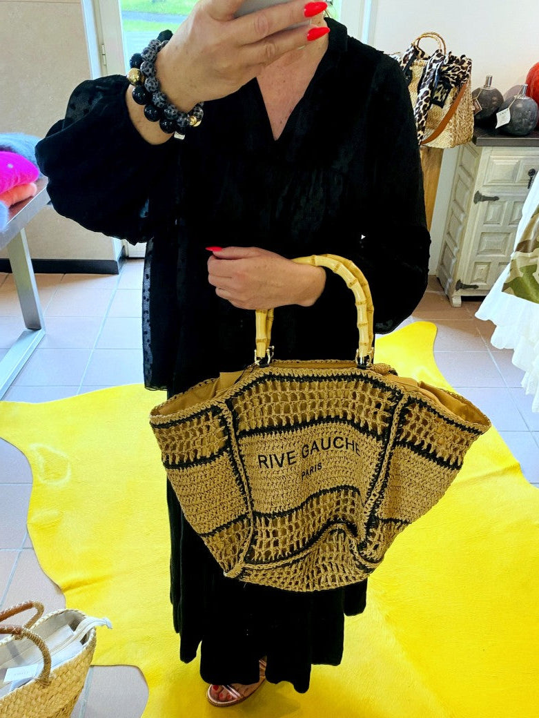 Erleben Sie stilvolle Eleganz mit der "Rive Gauche" Henkeltasche in Beige aus Raffia, inspiriert vom Yves Saint Laurent Stil. Perfekt für jeden Anlass!