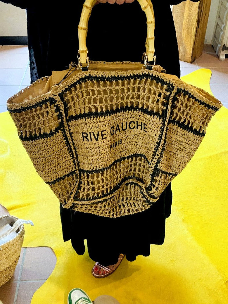 Erleben Sie stilvolle Eleganz mit der "Rive Gauche" Henkeltasche in Beige aus Raffia, inspiriert vom Yves Saint Laurent Stil. Perfekt für jeden Anlass!