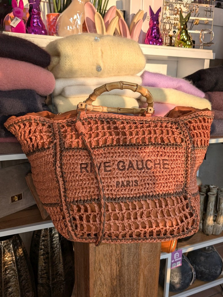 Erleben Sie stilvolle Eleganz mit der "Rive Gauche" Henkeltasche in Orange aus Naturfaser Papier, inspiriert vom Saint Laurent Stil. Perfekt für jeden Anlass!