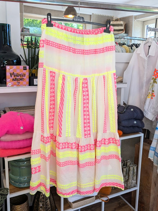 Maxi-Rock Boho-Stil mit lebendigem Muster Beige, Pink und Neon Gelb aus hochwertiger Baumwolle. Verleiht jedem Outfit einen entspannten, künstlerischen Touch!