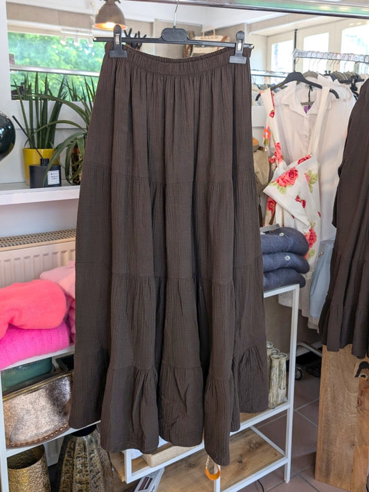 Dieser Maxi Mousselin Rock in Coffee Braun mit leichtem fließenden Material vereint mühelos Komfort und Stil. Perfekt für vielseitige Looks!