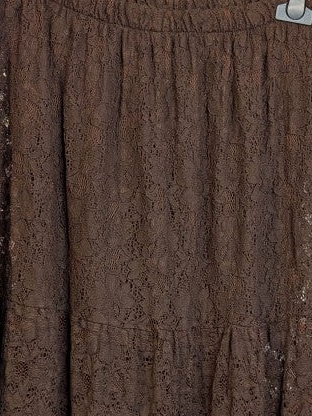 Der Maxi-Rock in Trendfarbe Coffee Braun mit Spitze aus 65% Baumwolle und 35% Nylon sorgt für femininen Look - Must-Have für Outfits von lässig bis schick!